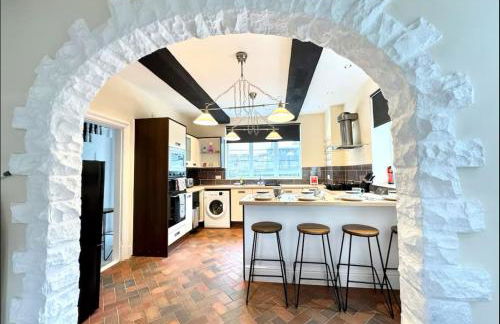 Spacious 6-Bed with Pool Table Desks in every room - Foto 5