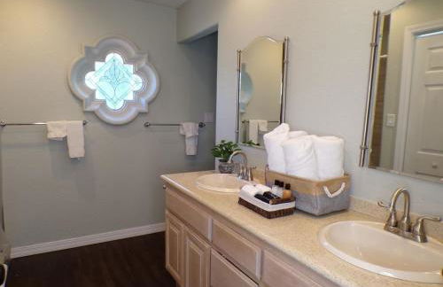 Spacious Family Home with Pool, Hot Tub, Fast Wifi - Foto 23