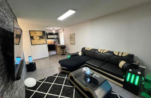 T2 cosy et rénové avec terrasse - proche de Lyon - Foto 5