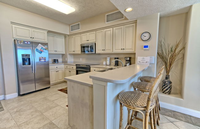 Beautiful Beachfront Condo with Pool View - Unit 0203 by RedAwning - Foto 14