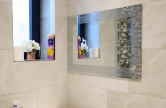 Located in the peaceful NG8 Wollaton , Perfect for Business Trips & Family Holidays or working proffesionals-long term deals, M1 Nearby , Free Parking , Private Garden , 500Mb Wi-Fi , Netflix - Foto 26