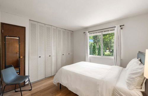 Workspace with Desk & Walkable to hospital & campus - Photo 23