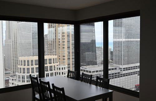 River North Magnificent Mile Condo, Lake and City Views, 43rd Floor Corner, Parking Included! - Foto 15