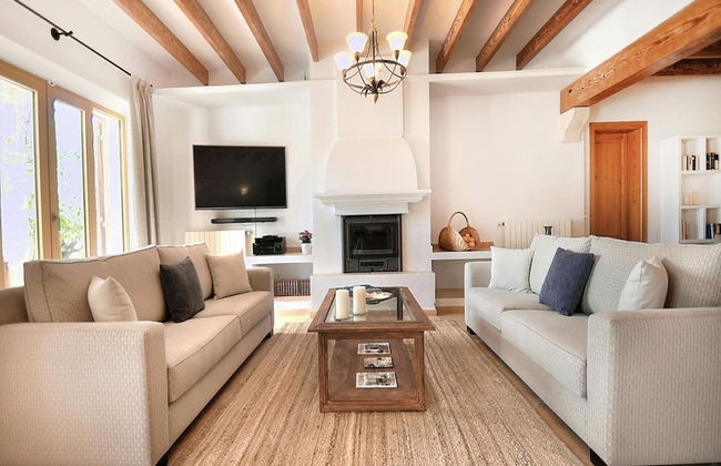 Exquisite Villa With Views - Photo 15