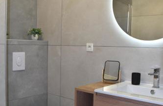 Appartement 6 places aux pieds des pistes avec piscine, wifi et parking privé, salle de bain refaite à neuf - Foto 40