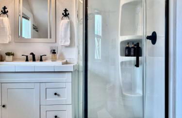 A Calm, Stylish Retreat - Steps to Lake, Downtown, and Surf District - Foto 17