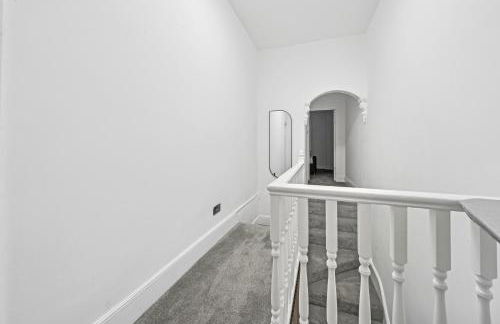 Deja Two Luxe 4BR House By AltoLuxo Short Lets & Serviced Accommodation With Free WiFi & Parking - Foto 39