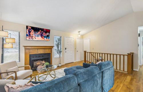 Kings, 75" TV & Backyard Fun - NearWesley - Foto 23