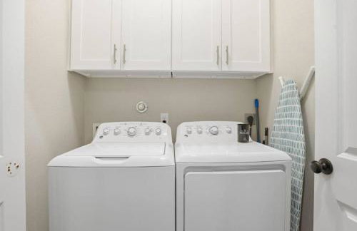 O30A Single-Story 2BR Townhome w King Beds, Workspace, Yard - Foto 11