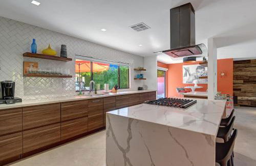 Ultra Luxury Resort Like Compound Pool, Spa, Fire Pit- Close to Everything- 4BD/2.5BTH - Foto 10