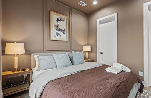 New Modern Dallas Skyline Rooftop Firepit and a Garage - Foto 49