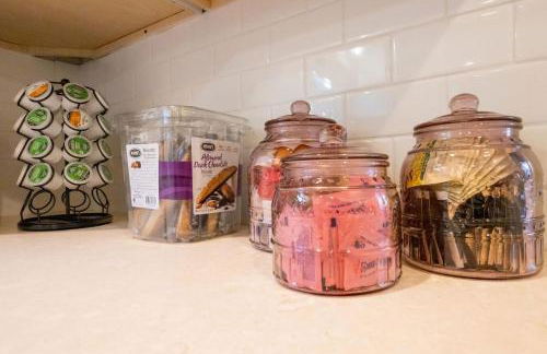 Charming Garden Cottage- steps to historic Old Town Half Moon Bay - Foto 27