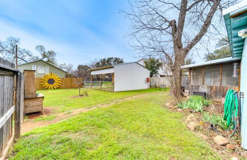 Fifties Diner-Style Llano Home with Shared Fire Pit - Photo 20