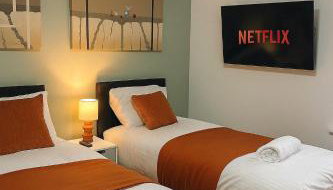 Bright 4BR Pets OK Driveway Sleeps 9 - Foto 5