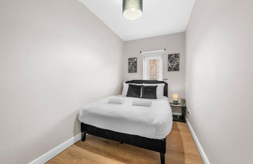 Modern 3 Bedroom house, short walk to train station and town centre, close to Manchester Airport and PLouise - Photo 11