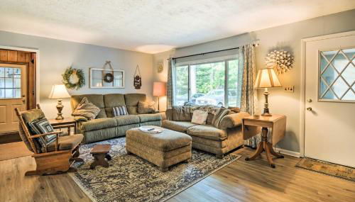 Higgins Lake Getaway with Fire Pit, Walk to Beach! - Foto 3