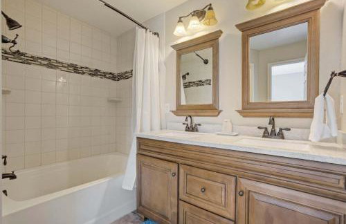 4BR w Fireplace Backyard BBQ near Peterson AFB - Foto 28