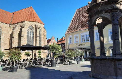 Flair Apartments 'FACHWERK & FLAIR' - Altstadt-Apartment 78 qm für Urlaub oder Geschäftsreise, Innenstadtlage, ruhig, modern, 900 m Bahnhof, 24 Std Check-in, WLAN, Streaming, Küche, Regendusche, 2 x Doppelbett, direkt am neuen Markt in der Altstadt - Foto 33