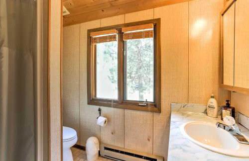 Riverside Winthrop Chalet with Hot Tub and 2 Decks! - Foto 16