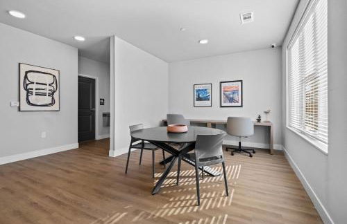 Deluxe 2BR Near Amp, Culture & Walmart wPool - Photo 53