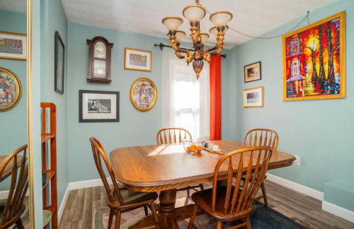 Walk Everywhere | 2-Bedroom House w/ Backyard - Foto 8