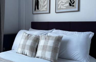 Comfortable 3BR Home, Guests 7, Fast Wi-Fi, & Nearby Pubs - Foto 1