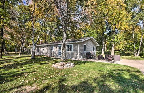 Waterfront Onamia Retreat with Dock and Fire Pit! - Foto 1