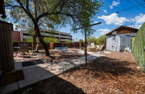Work Desk- FirePit-Pool-Steps to UofA - Foto 15