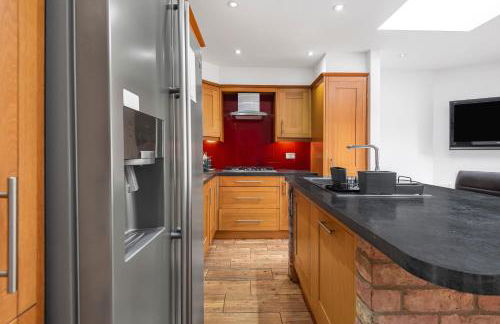 Spacious 4 Bedroom Home, Prime Location, Parking - Photo 3