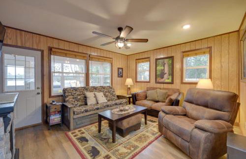 Winter Lake Escape with Access to Ice Fishing! - Foto 8