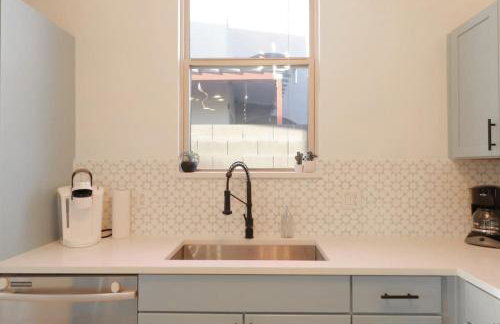 Epic 6BR with Pool, Spa and Fire Pit - Walk to Trails - Foto 21