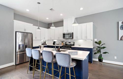 Luxury Downtown Home with Rooftop Deck And Skyline View - Photo 16