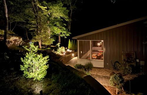 Romantic Cottage w Hot Tub & Views - Photo 8