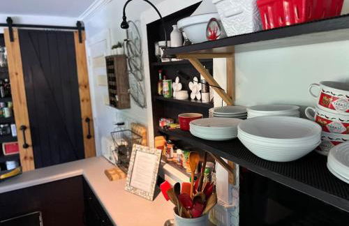 Charming Romantic Lakefront Cottage or Guest Room Depending on Availability Near Golf - Foto 20