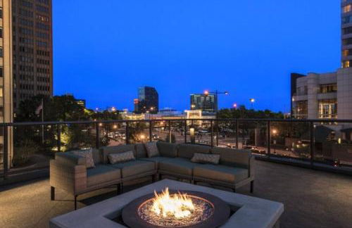 The Luxe -Highrise, Balcony, Year-round Pool, City View! - Foto 22