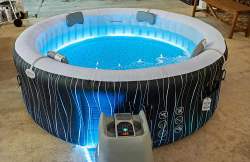 Entire Private Home with 4 Bedrooms 2 Bathrooms, 6 Beds, Hot Tub, King Bed, 6 Parking, Big Yard, Available Now - Foto 26