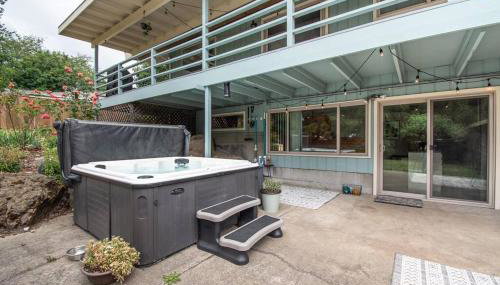 Basement Apartment w/ Hot Tub & Bombshelter! - Foto 3