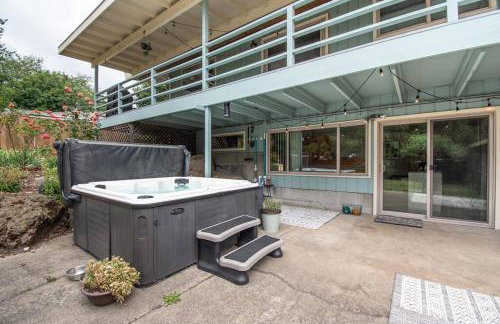 Basement Apartment w/ Hot Tub & Bombshelter! - Foto 3