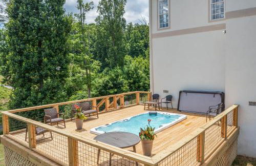 Stunning Modern Retreat! Year-Round Swim Spa | Hot Tub | Movie Room | Firepit - Foto 33