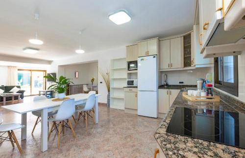 Villa close to Ibiza Town Sleeps 12 - Photo 25