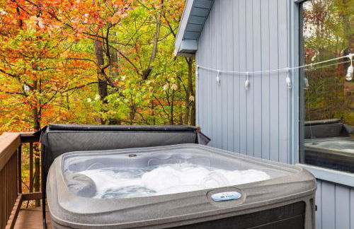 Wooded Chalet w Hot Tub & Indoor Pool, Gym Access - Foto 3