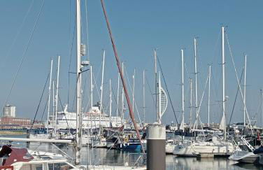 Beautiful Marina Apartment with private garden, flexible bedrooms with zip & link beds - Photo 38