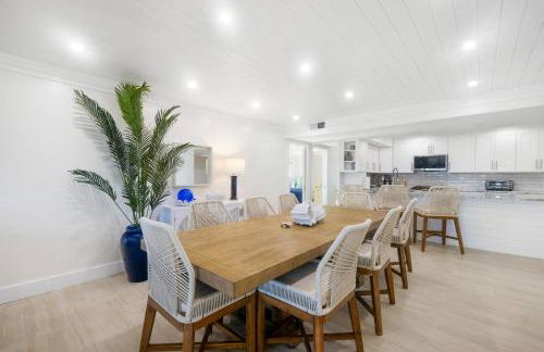 Luxury direct oceanfront corner with large private balcony, heated pool and garage - Photo 9