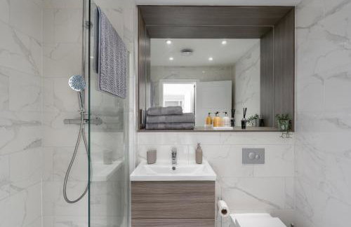 Deluxe 2 bed, 2 bathroom Milton Keynes apartment within walking distance to train station and City centre. - Foto 30