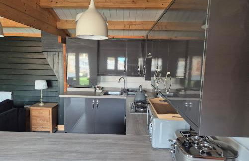 Chalet close to Heathrow T5, Windsor Castle, Legoland, Thorpe Park, with off road parking, free Wifi, private garden, spacious & fully equipped, cozy wood burner & comfy sofa, ideal for exploring London with trains to Waterloo, a beautiful unique retreat - Foto 21