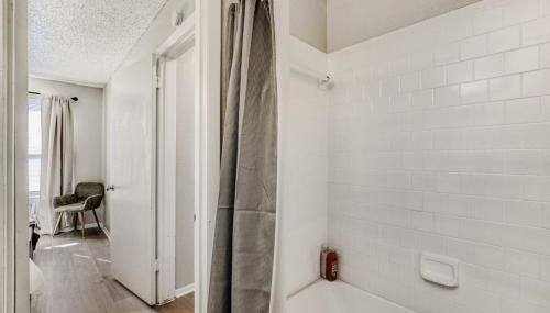 Polished King Getaway - Sleeps 4 - Pool, Prkg - Foto 2