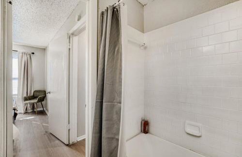 Polished King Getaway - Sleeps 4 - Pool, Prkg - Foto 2