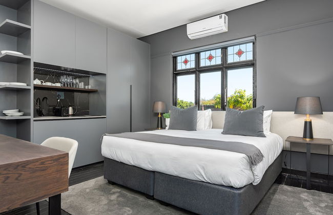 One Calais Luxury Apartments - Photo 6