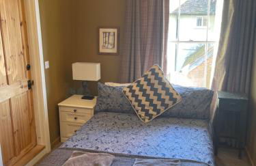 Top House -Stylish property in village location - Photo 5