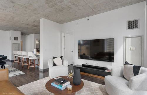 Linea Luxury Living with Indoor Pool and Rooftop Views in The Loop - Photo 40